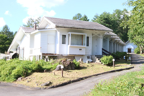 蓼科の自然に包まれたペットコテージの外観