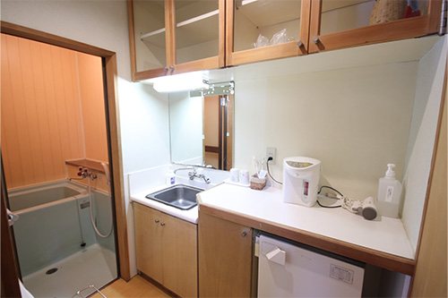 蓼科の雪原で遊ぶ犬