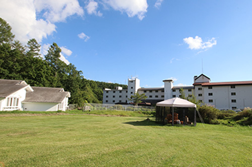 コテージの外観と本館の距離感
