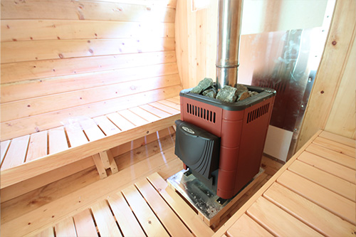 バレルサウナでリラックスする様子